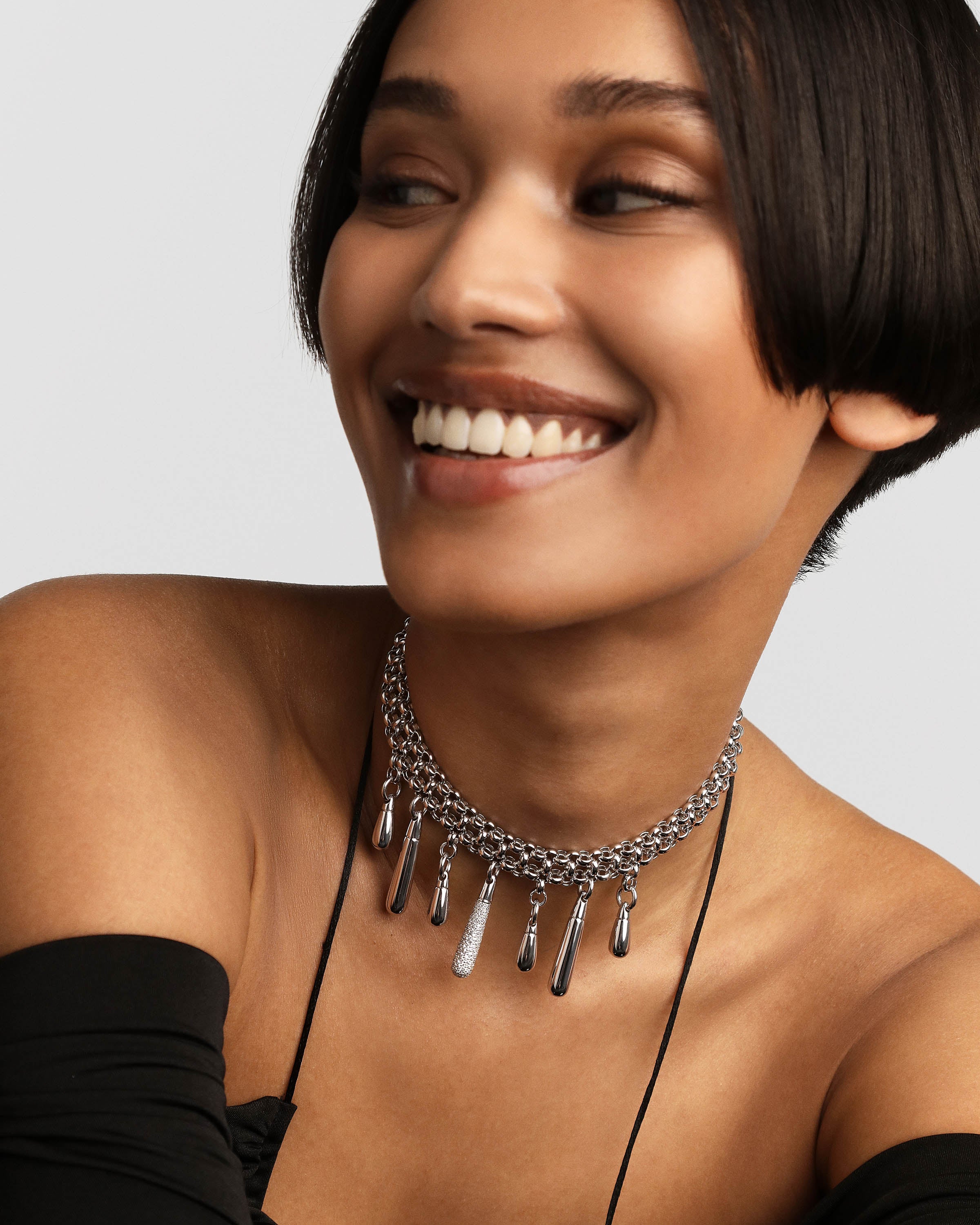 Gargantilla Ajustable de Plata con Detalles Traslúcidos - Collar Moderno para Mujer