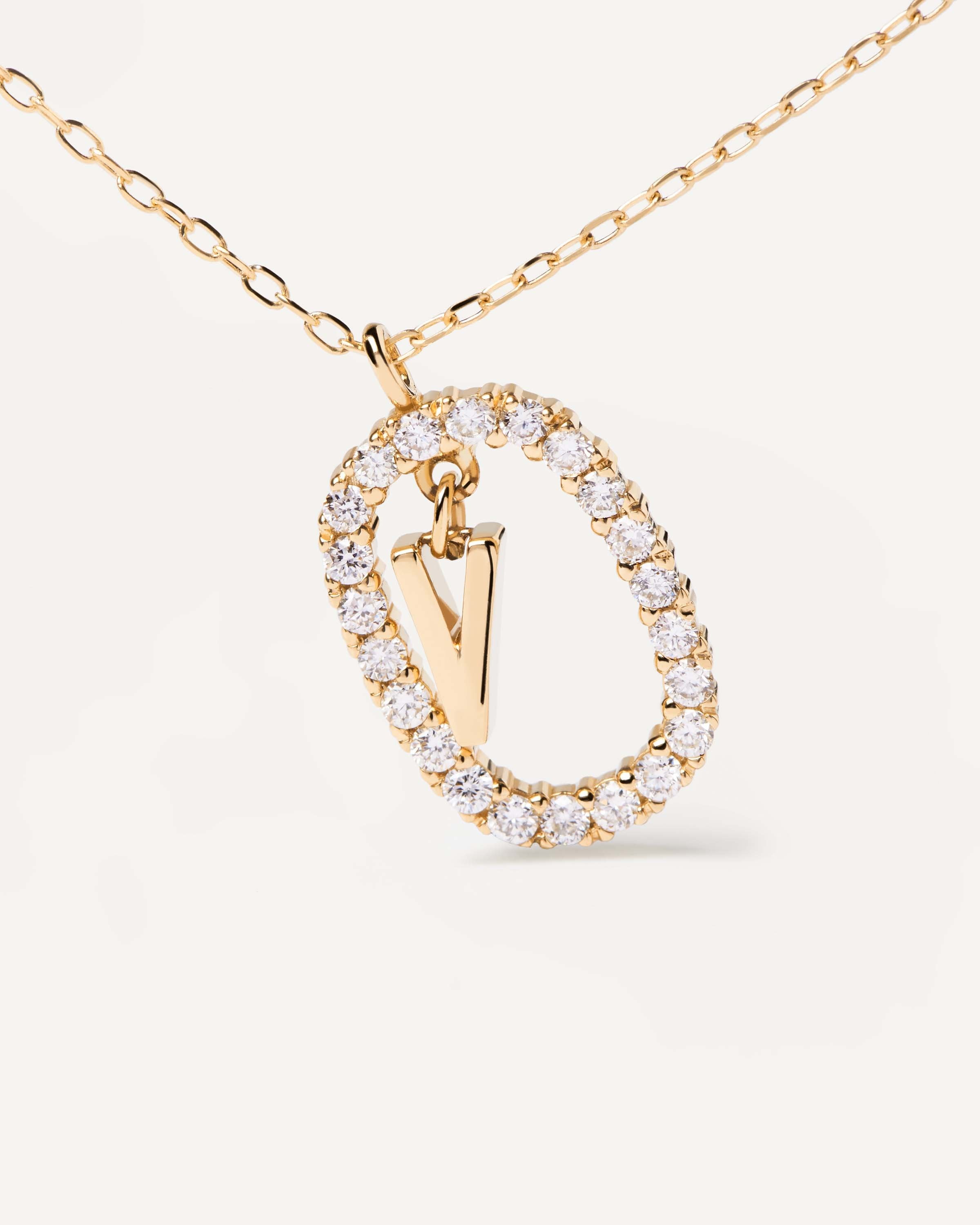 Collar en V de Oro Amarillo con Incrustaciones de Diamantes Brillantes