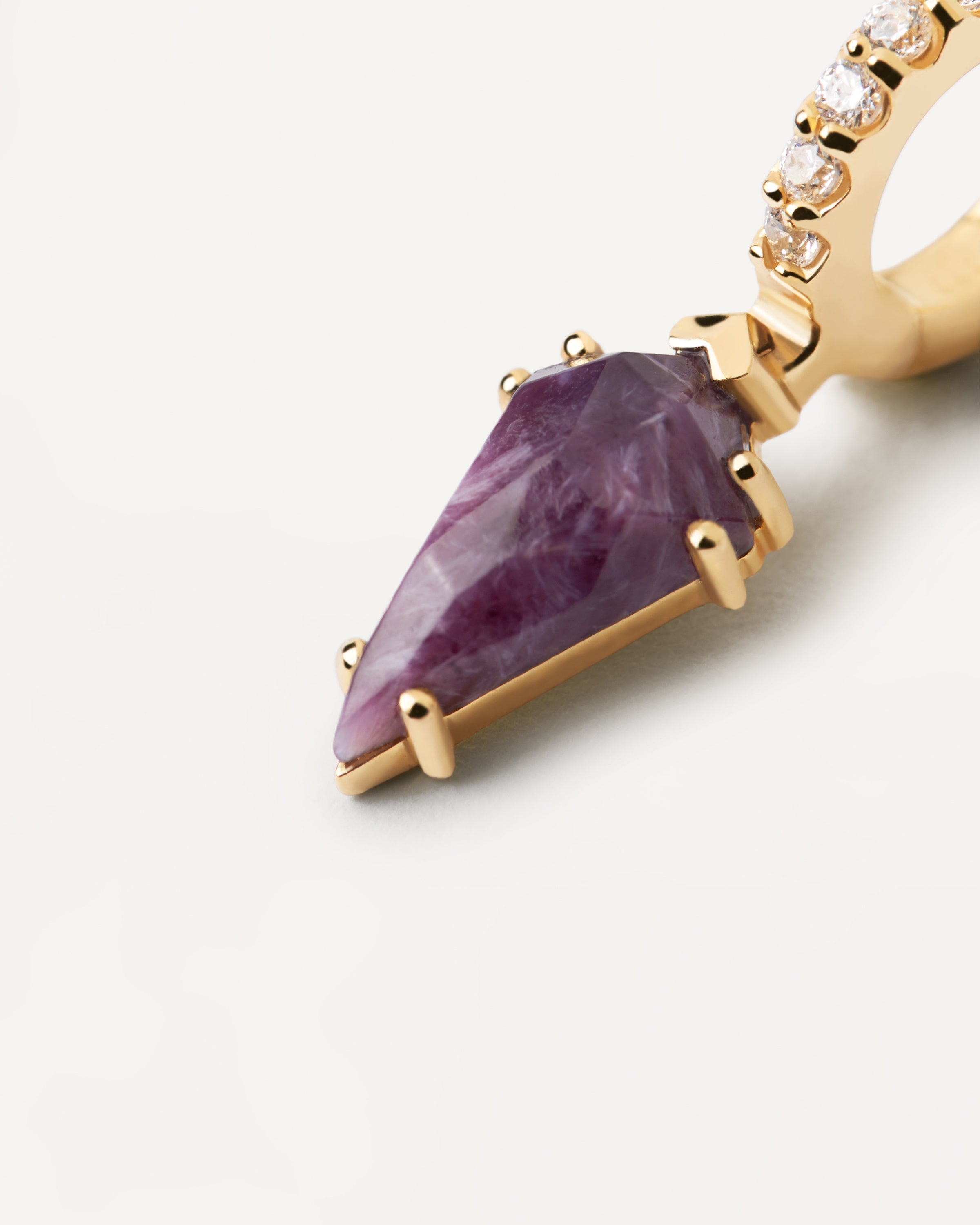 Pendiente de Charolita Naoki - Aro Único con Elegancia Mineral
