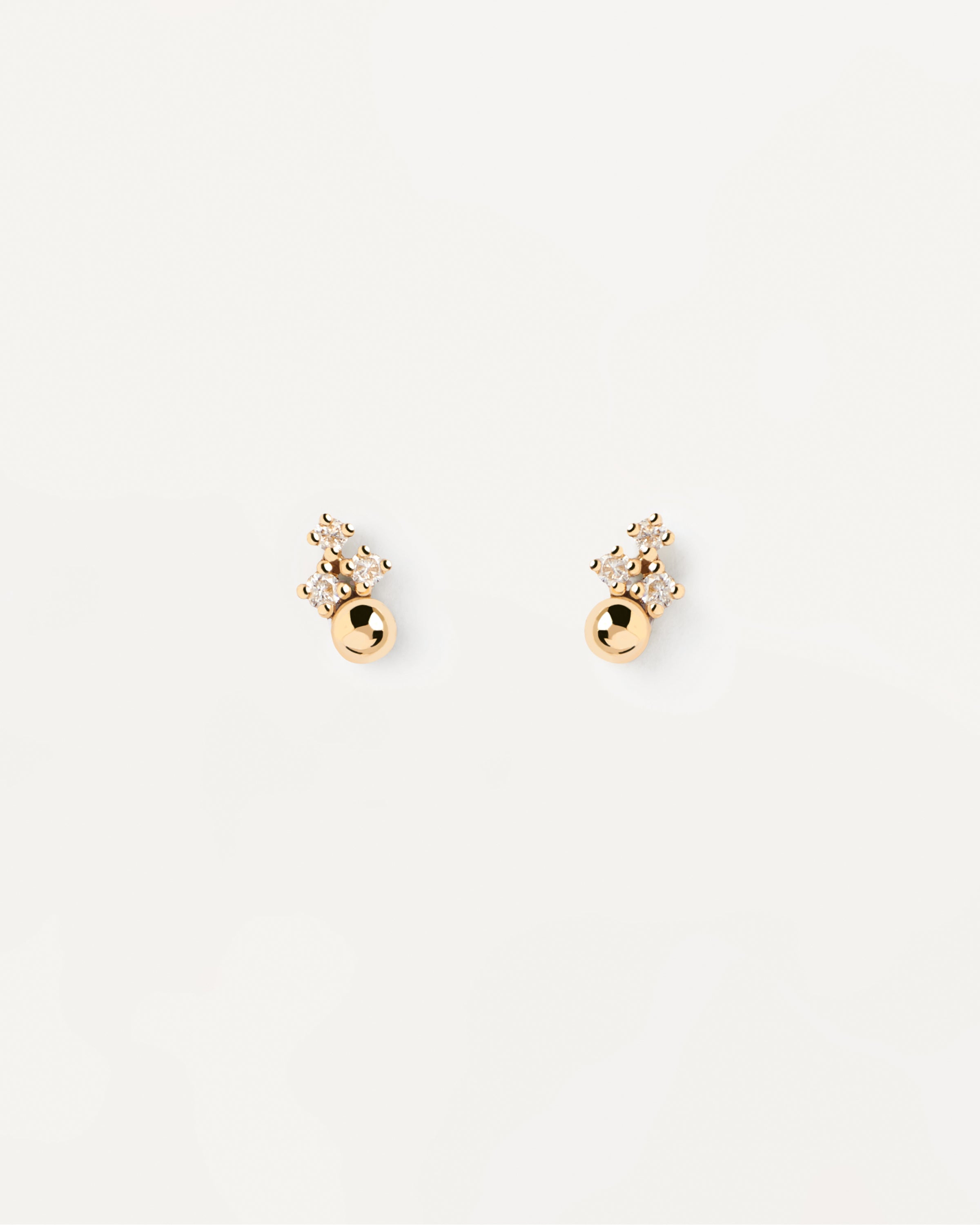 Lujoso Pendiente Blake en Oro Amarillo con Incrustaciones de Diamantes Brillantes - Aro Único de Diseño Exclusivo