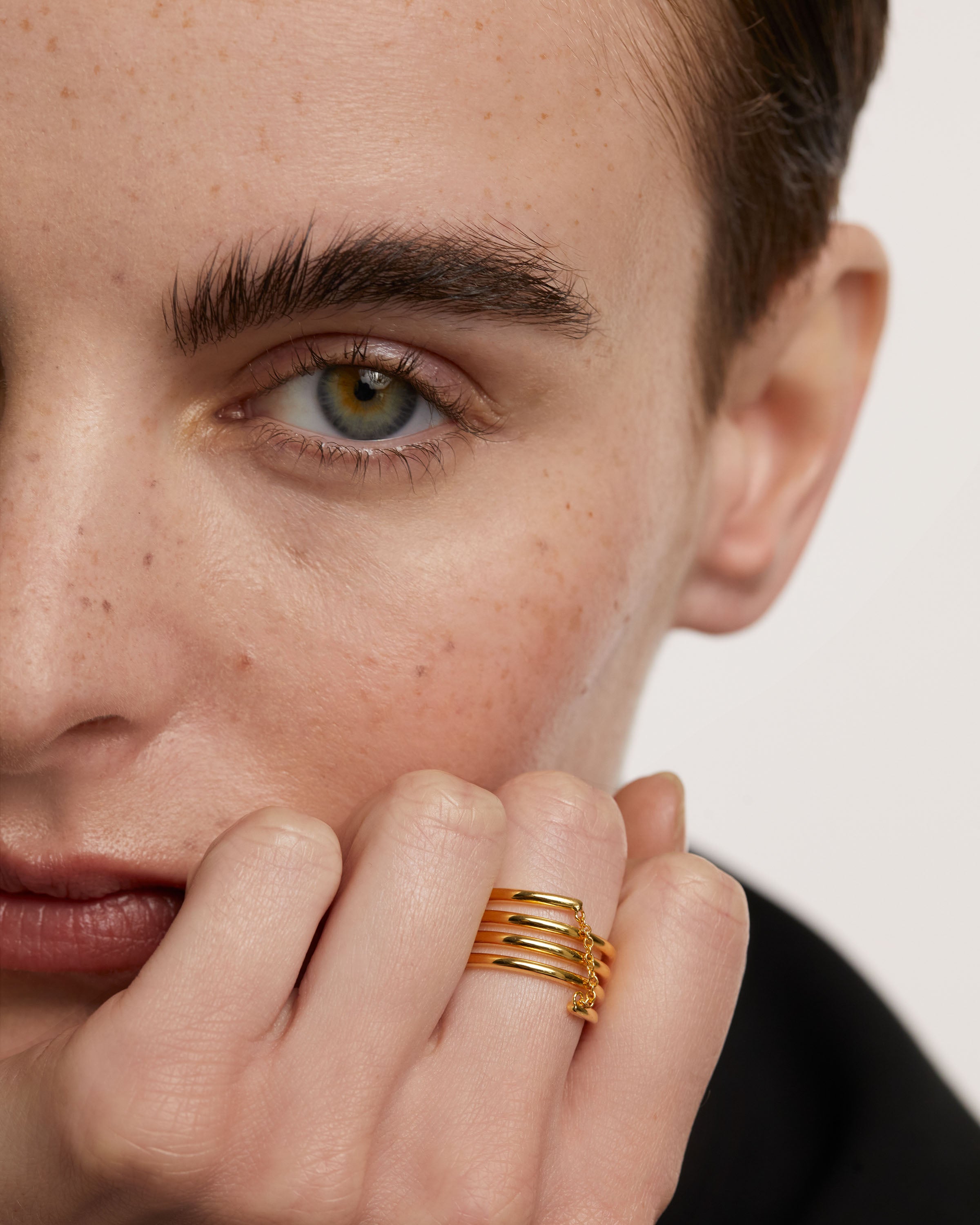 Anillo Brillante de la Estación Floral con Detalles Únicos