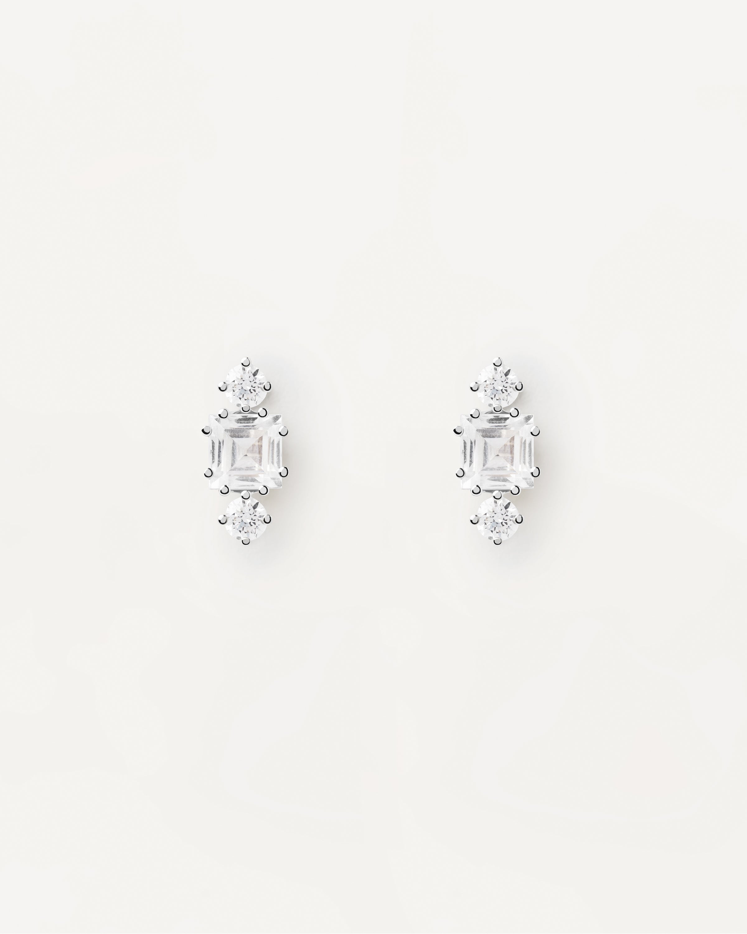 Aretes de Plata Brillante Lyn - Elegancia Minimalista en un Solo Pendiente