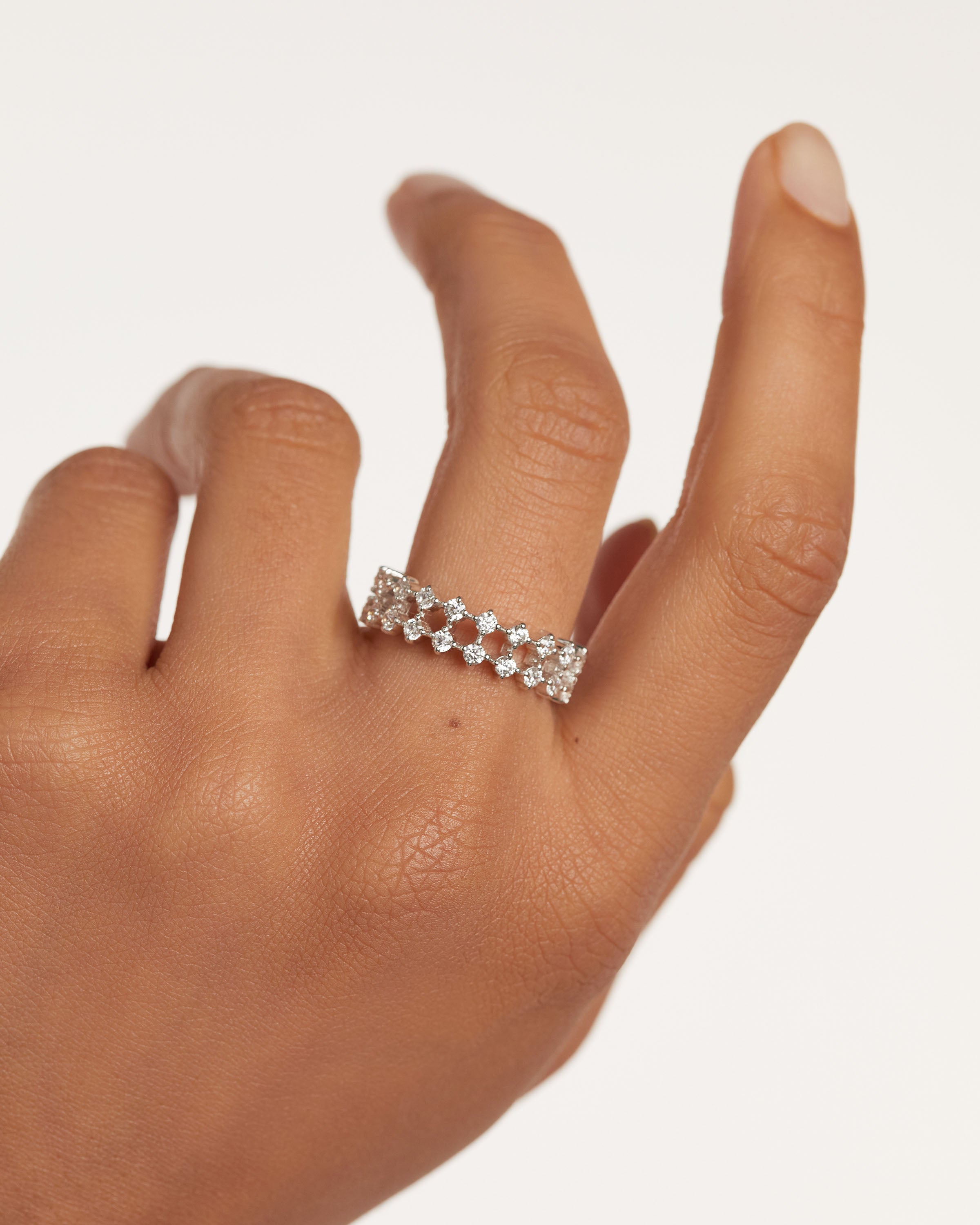 Anillo de Plata Fino con Detalle Dumbo Elegante