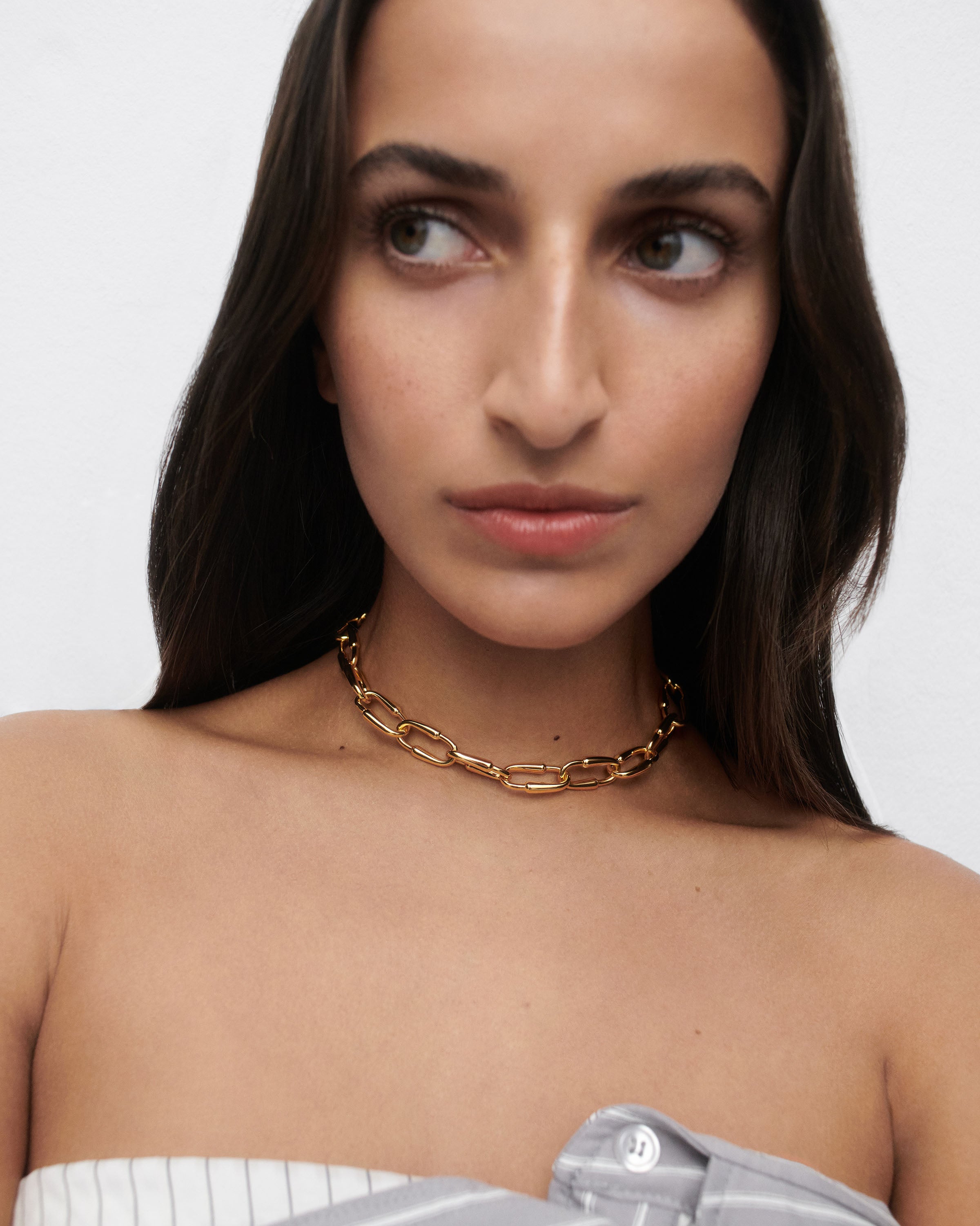 Collar elegante de cadena entrelazada con diseño único en argollas - Joyería moderna para mujer, estilo minimalista y versátil