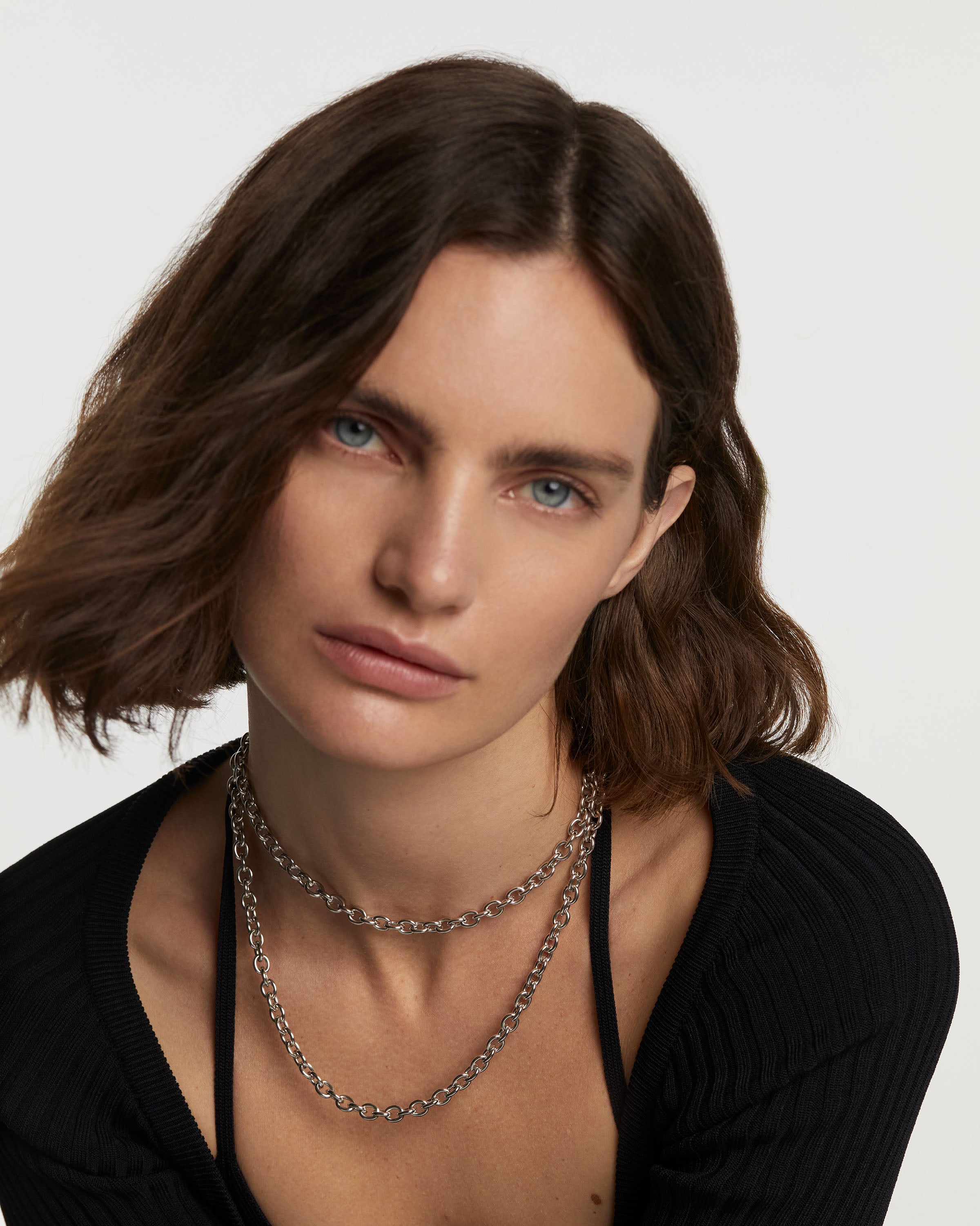 Collar Extralargo de Cadena Rítmica con Detalles Metálicos