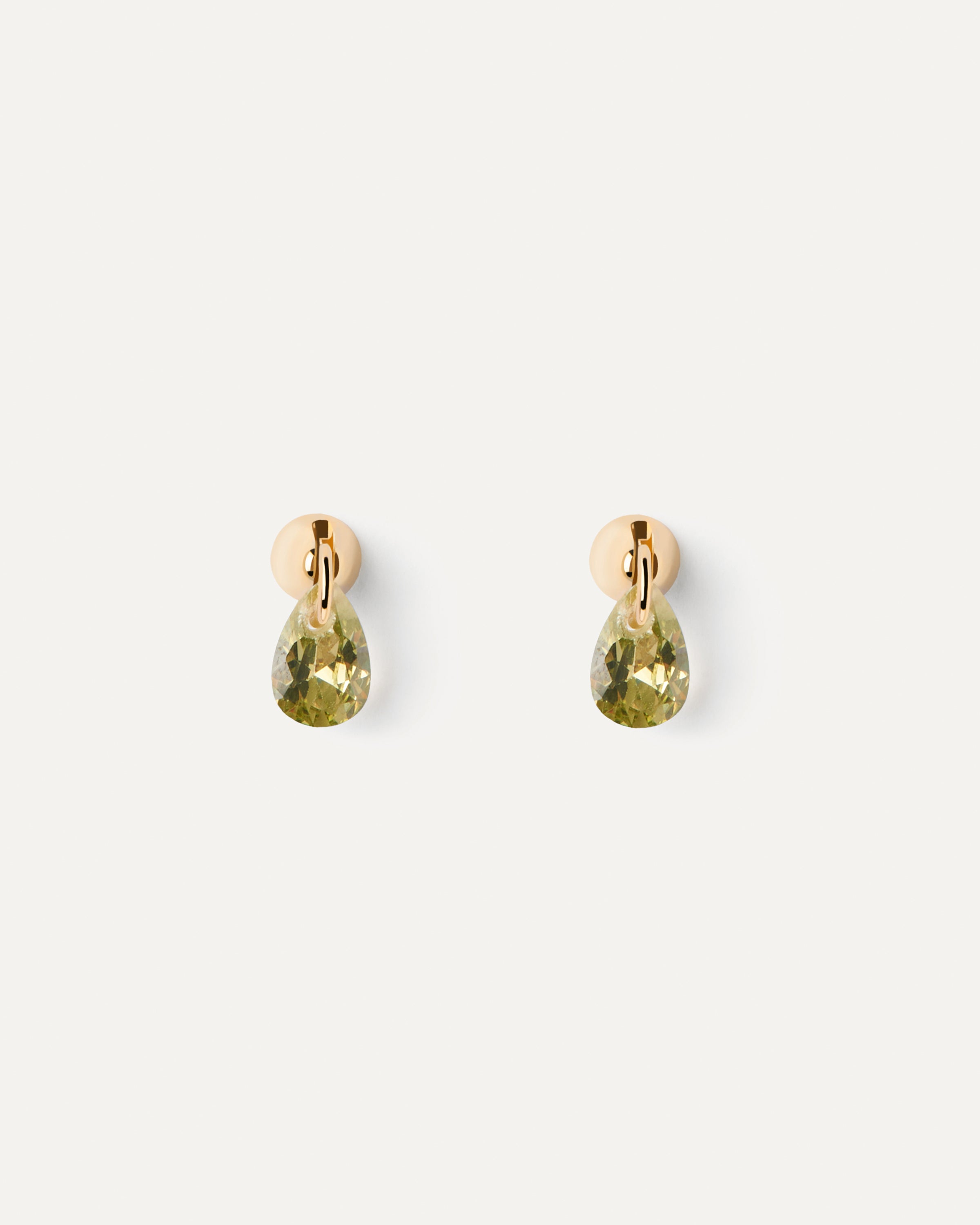 Aretes únicos de lirio esmeralda: diseño botánico para look unilateral femenino