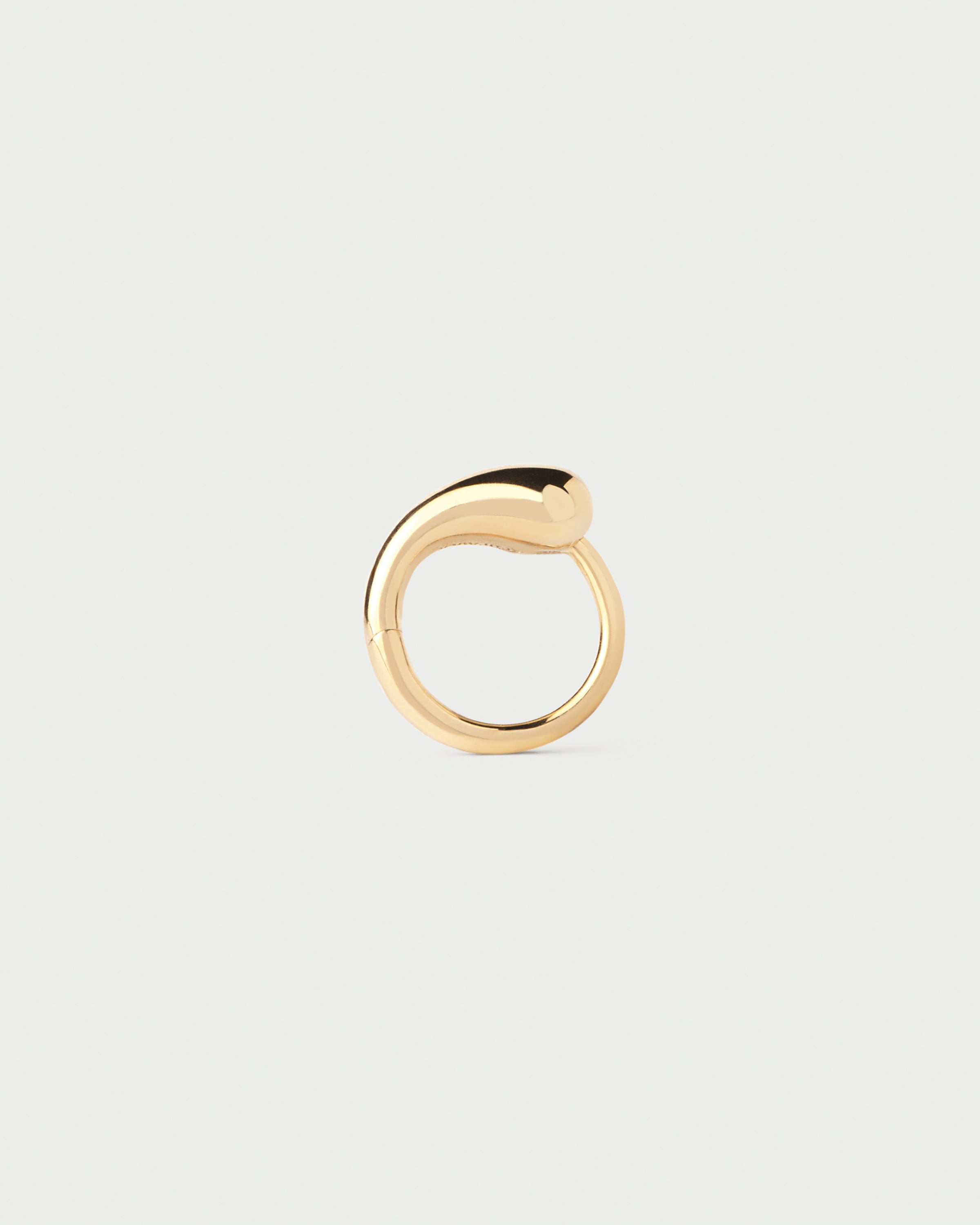 Pendiente de Aro Único con Diseño Minimalista para Joyería Contemporánea