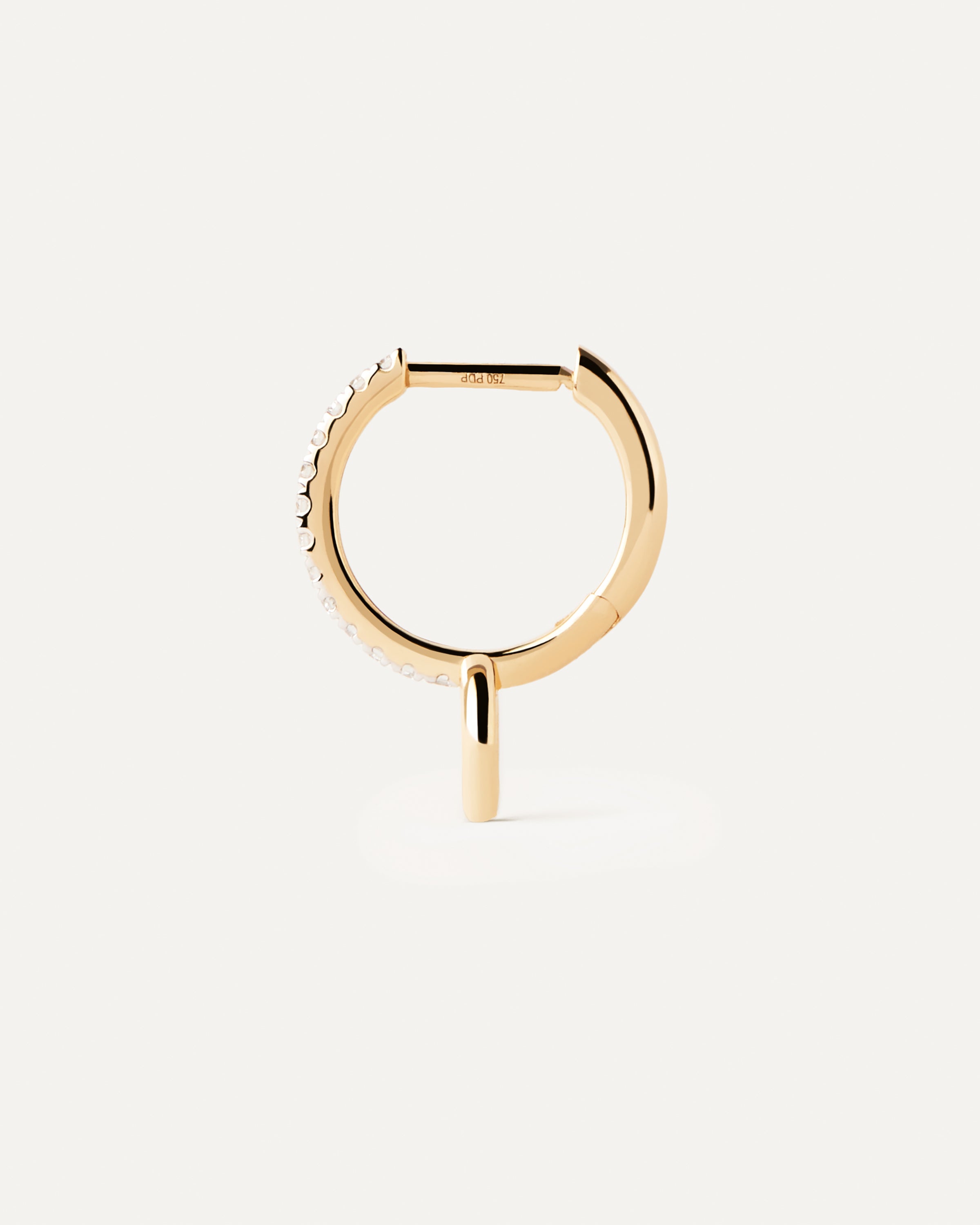 Aro único en oro con diseño circular y diamantes incrustados