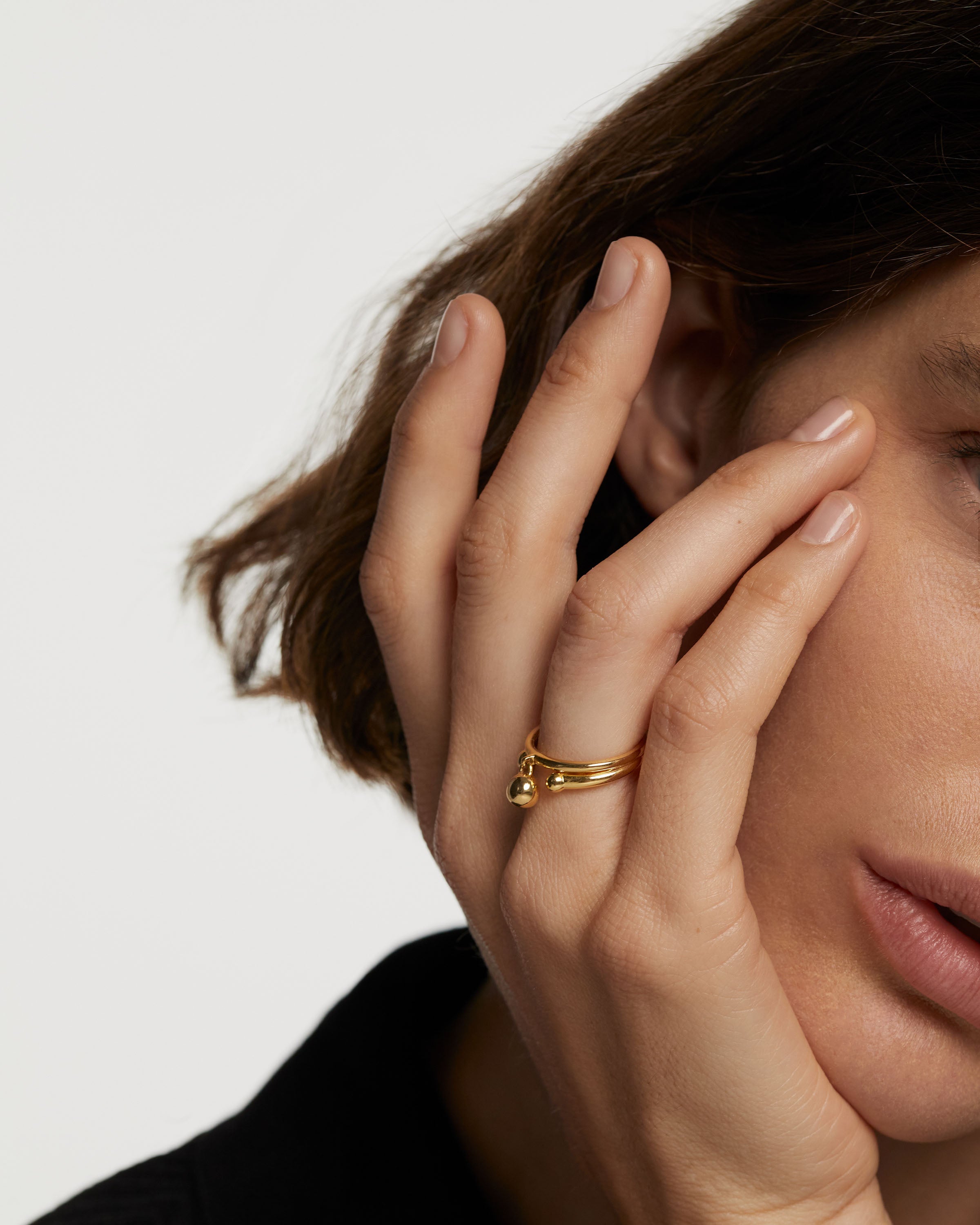 Anillo Berlinés Moderno con Detalles Exclusivos en Plata