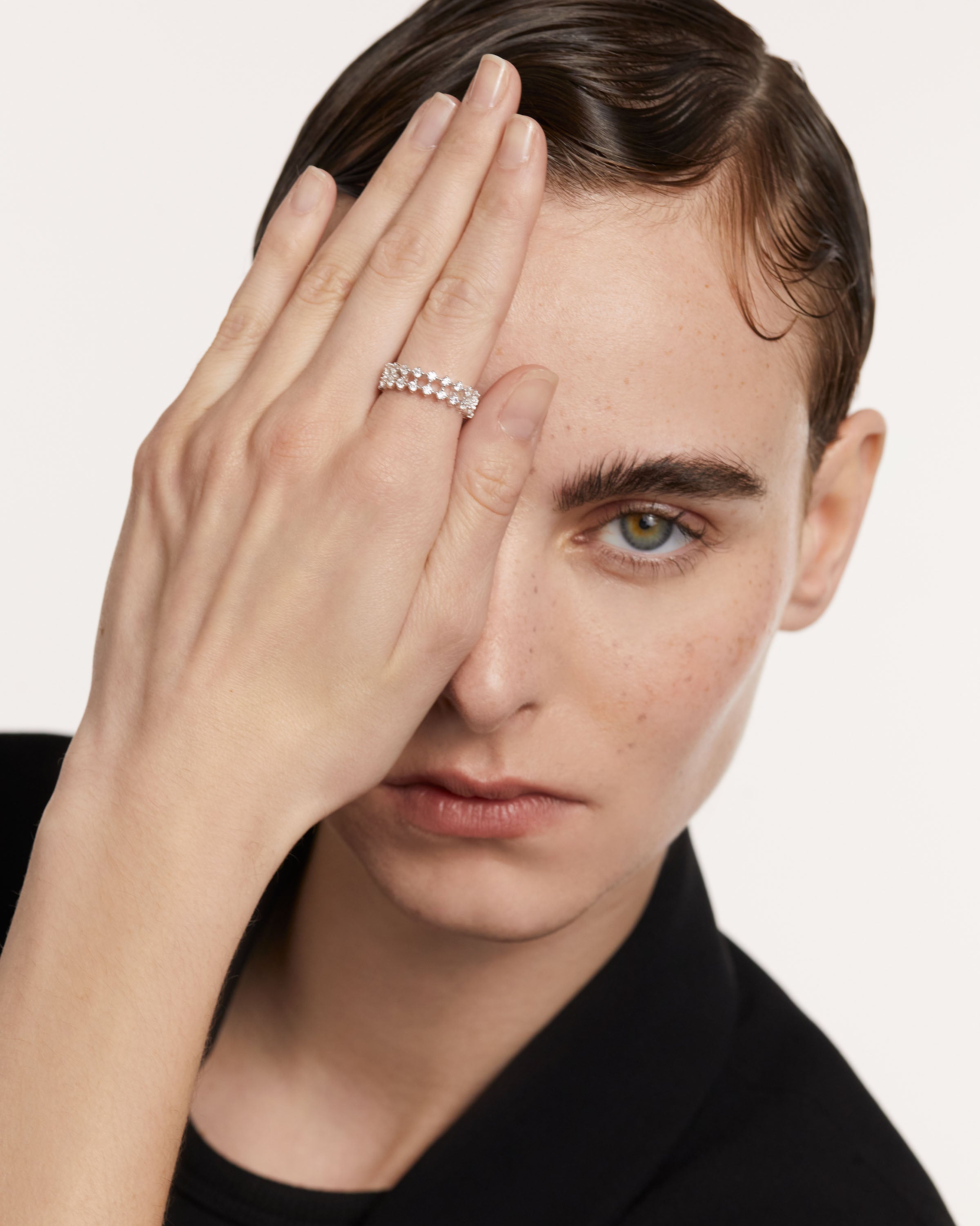 Anillo de Plata Fino con Detalle Dumbo Elegante