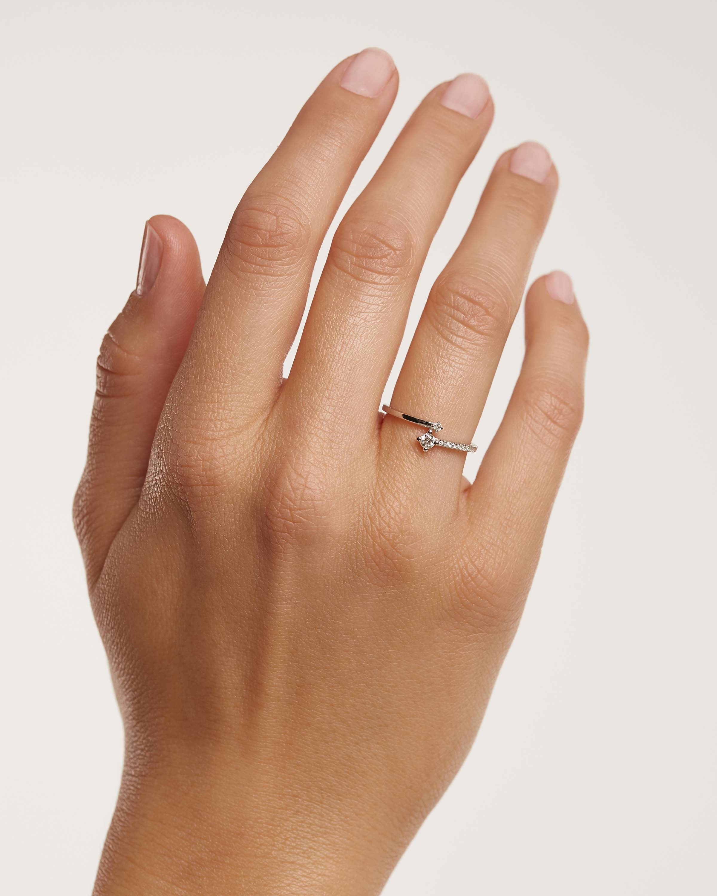 Anillo Oscilante de Oro Blanco con Diamantes - Bisutería de Lujo en Movimiento