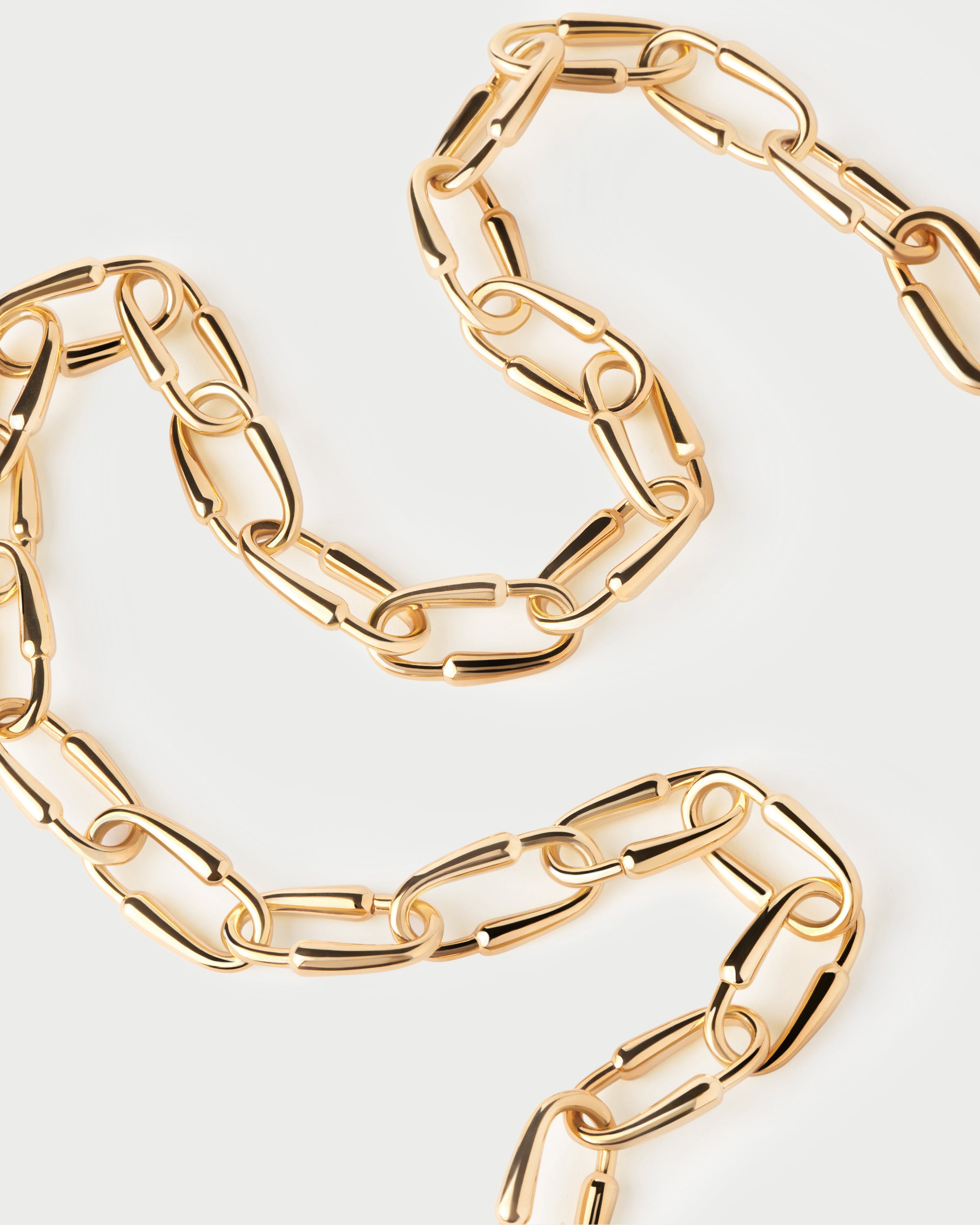 Collar elegante de cadena entrelazada con diseño único en argollas - Joyería moderna para mujer, estilo minimalista y versátil