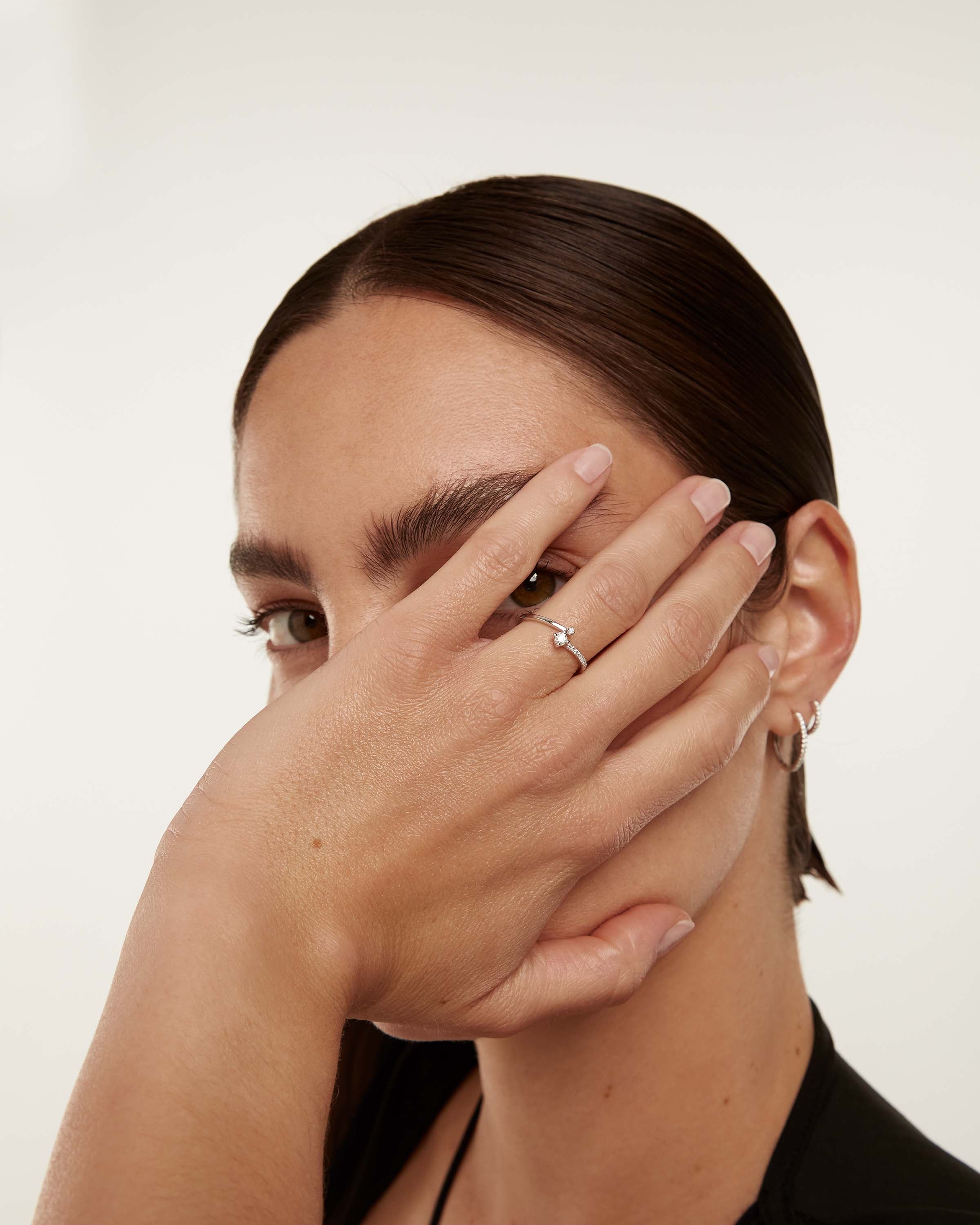 Anillo Oscilante de Oro Blanco con Diamantes - Bisutería de Lujo en Movimiento