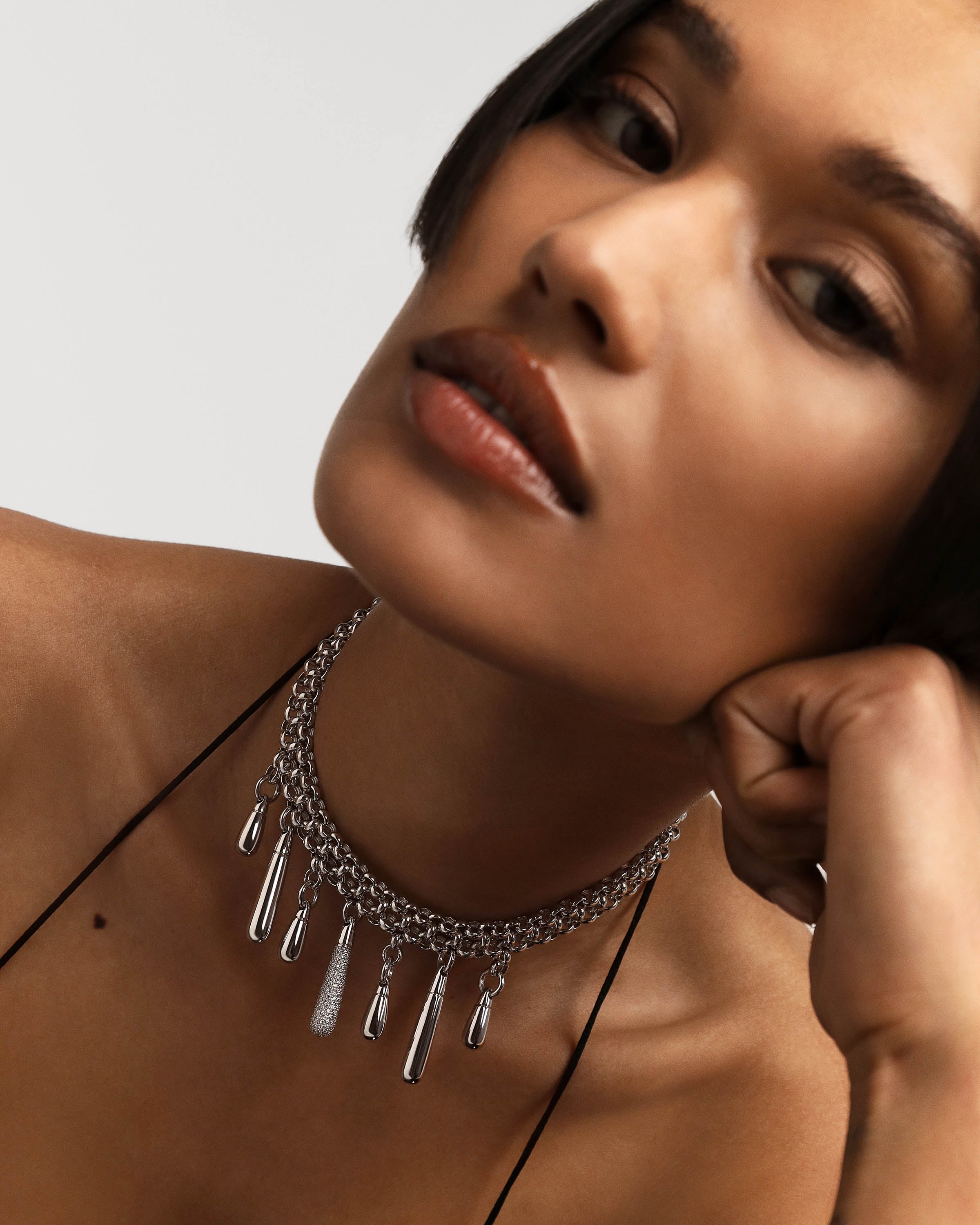 Gargantilla Ajustable de Plata con Detalles Traslúcidos - Collar Moderno para Mujer
