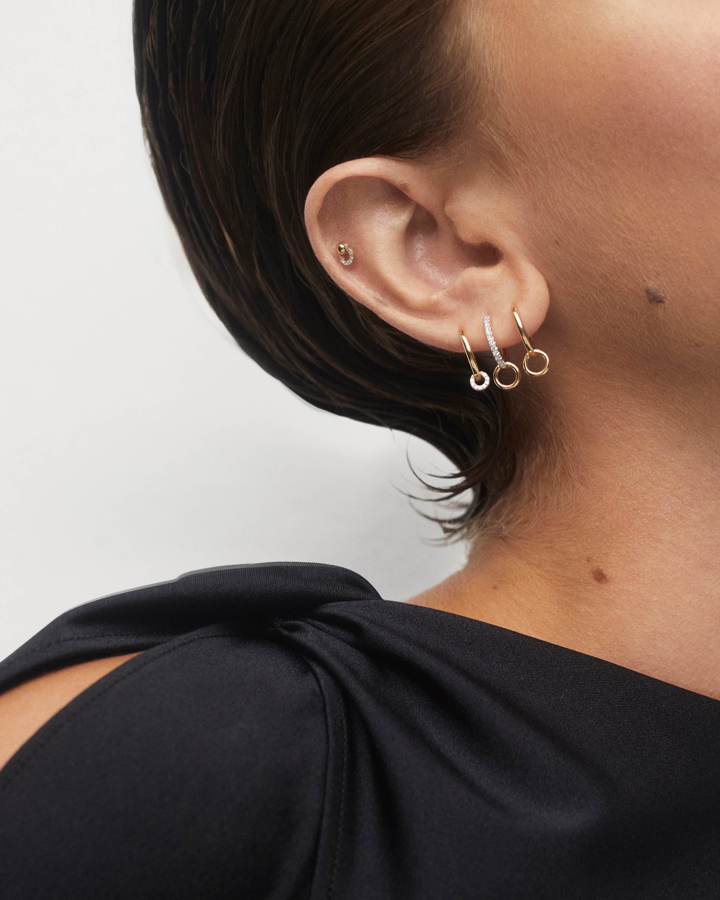 Aro único en oro con diseño circular y diamantes incrustados