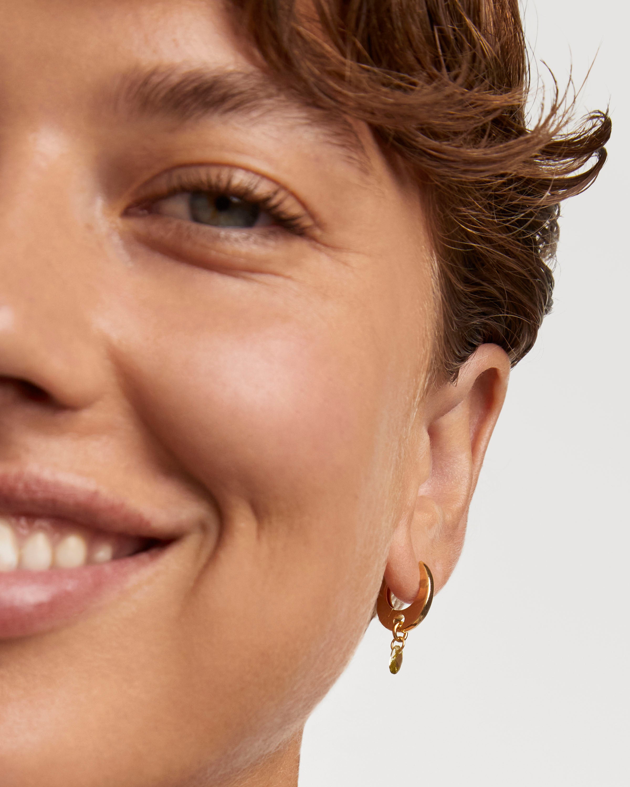 Aros Elegantes Lirio Esmeralda - Joyería de Moda Sostenible