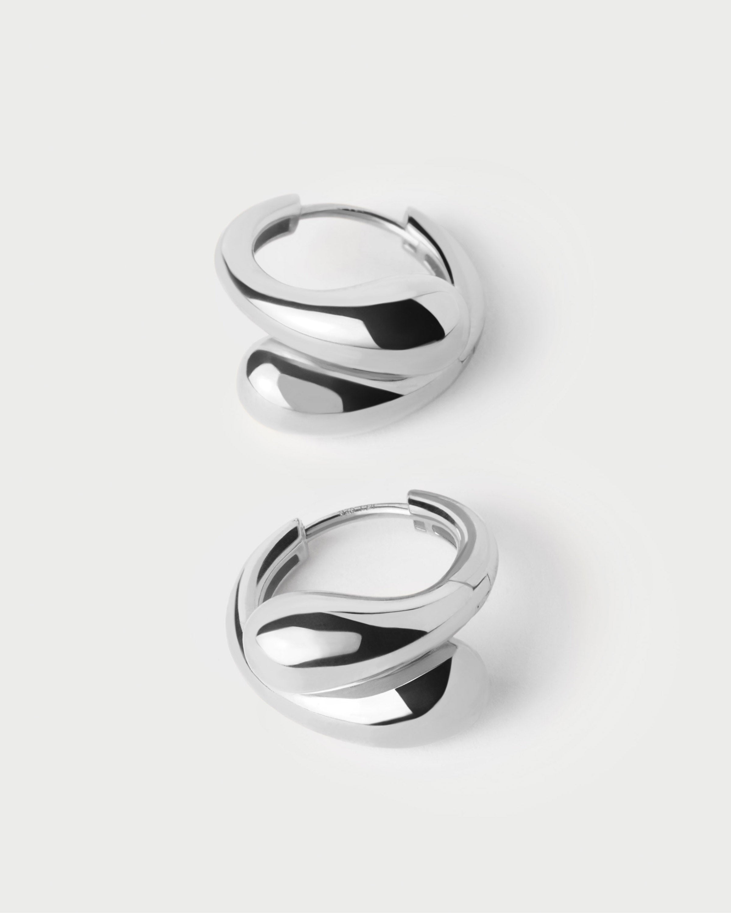 Aros Plateados de Diseño Continuo - Clásicos Elegantes en Plata de Ley 925