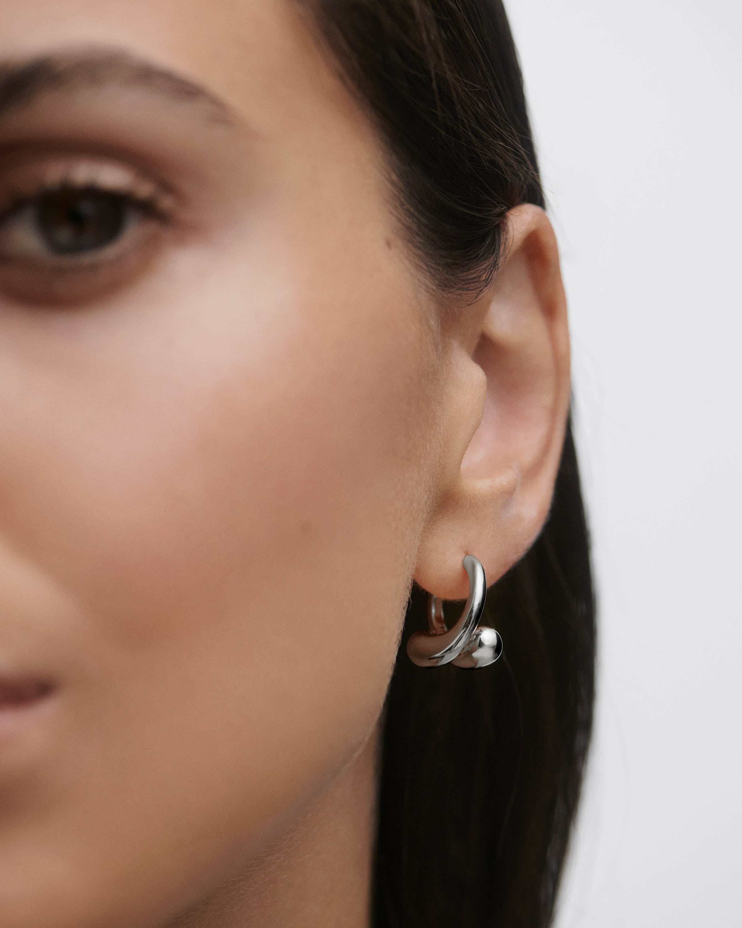 Aros Plateados de Diseño Continuo - Clásicos Elegantes en Plata de Ley 925