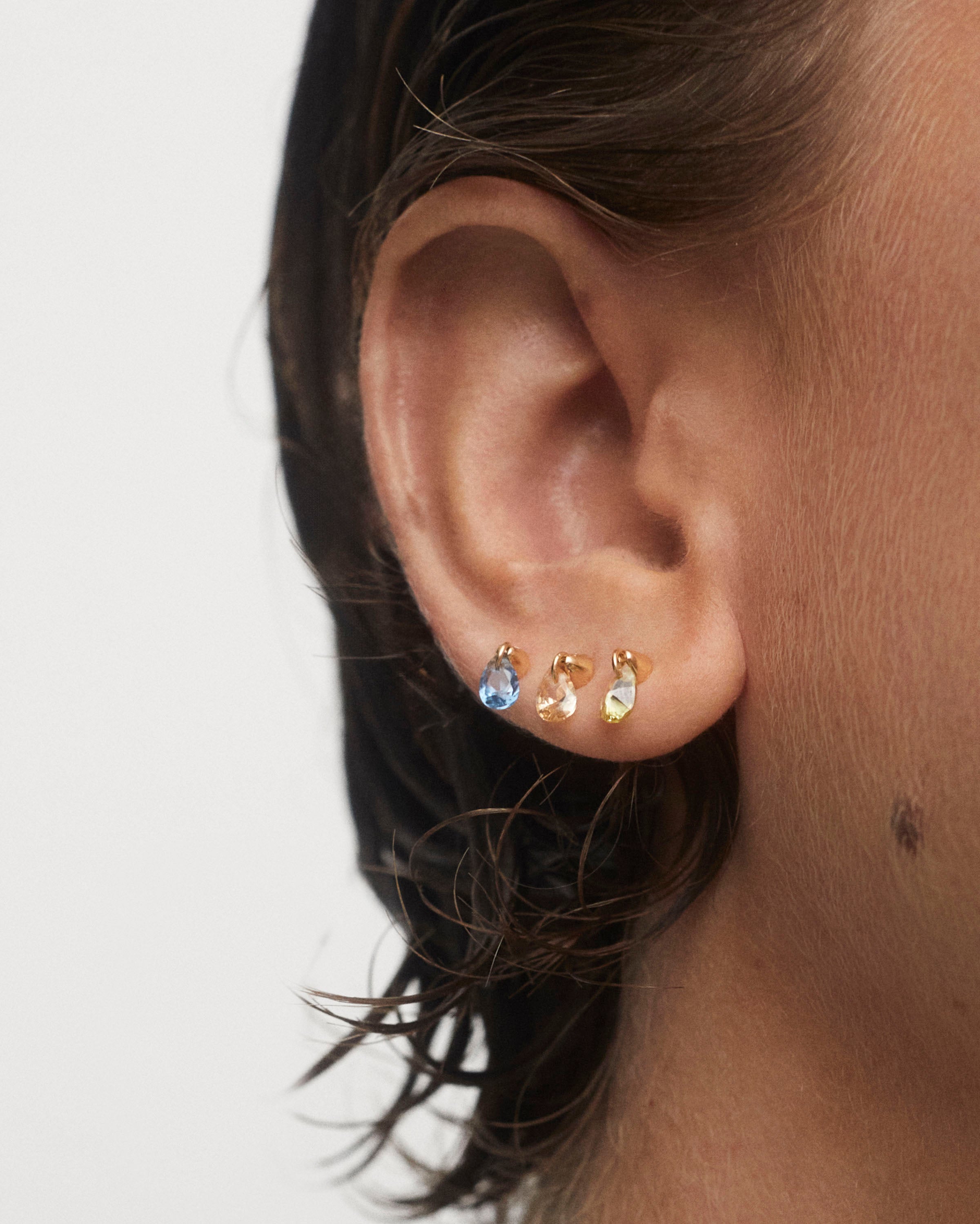 Arete Único Flor de Lirio Azul - Diseño Exclusivo para Mujer