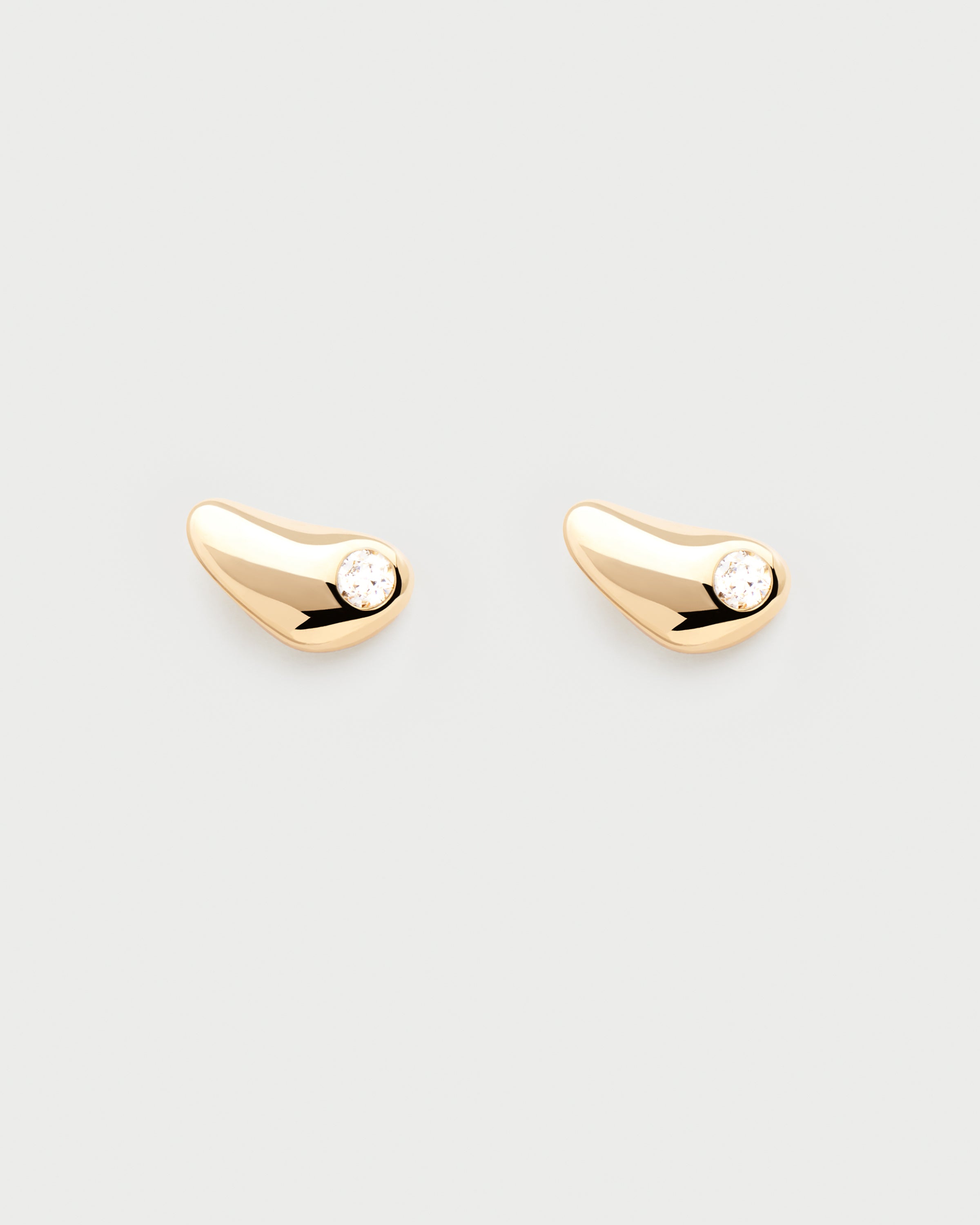 Pendiente Delta con tachón único - Diseño exclusivo en plata esterlina