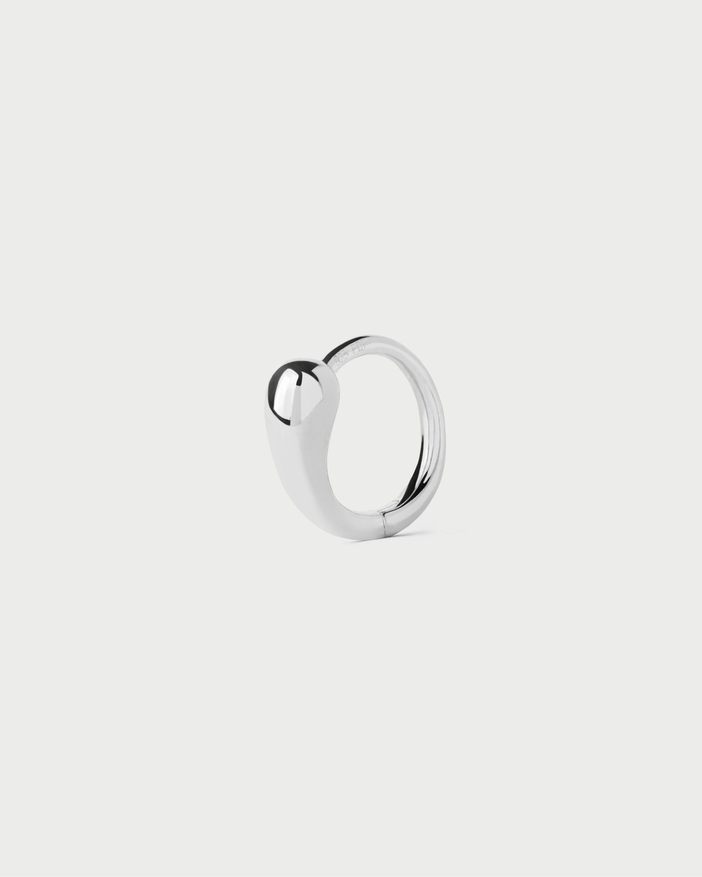 Argolla minimalista de plata esterlina - Pendiente único diseño circular