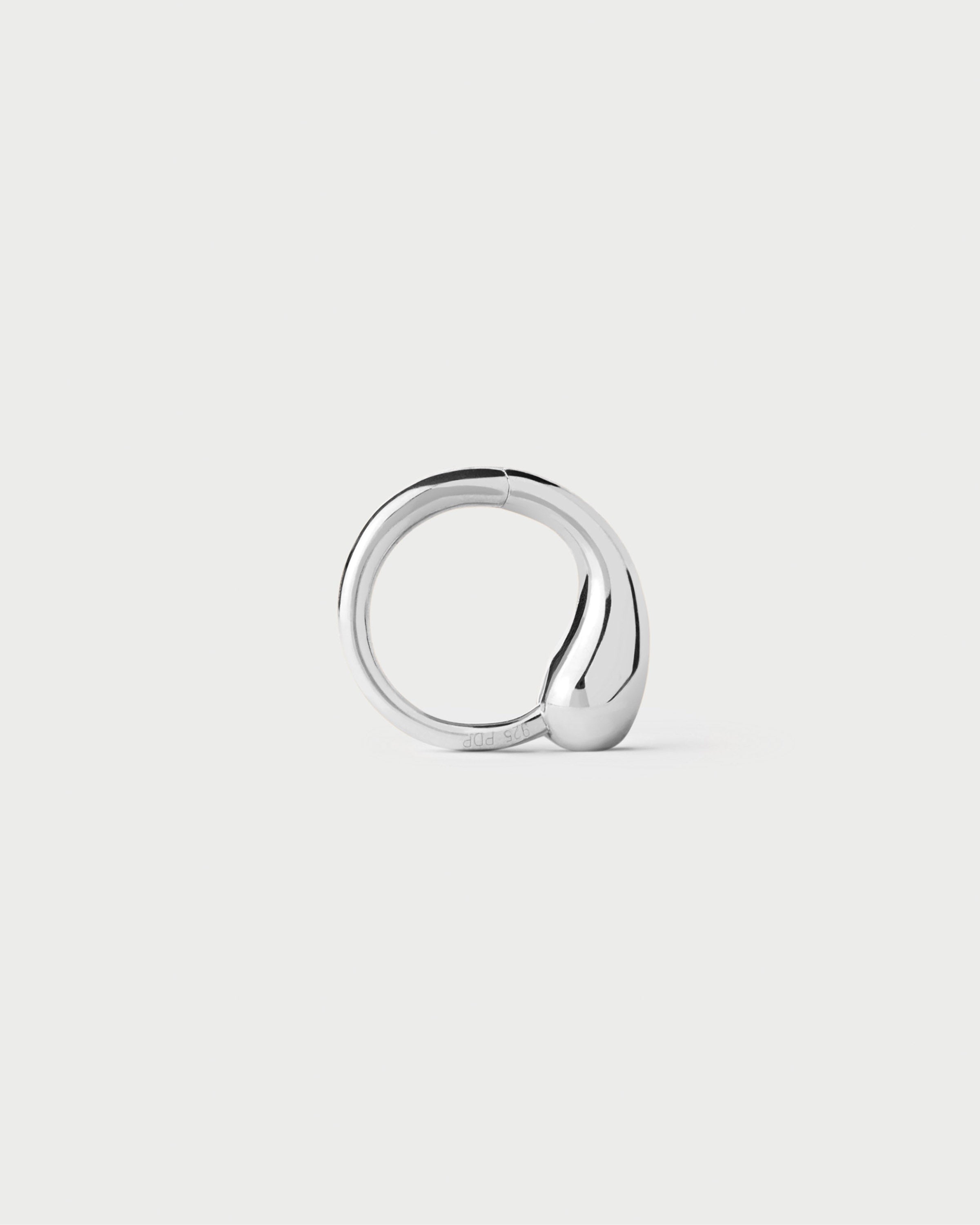 Argolla minimalista de plata esterlina - Pendiente único diseño circular