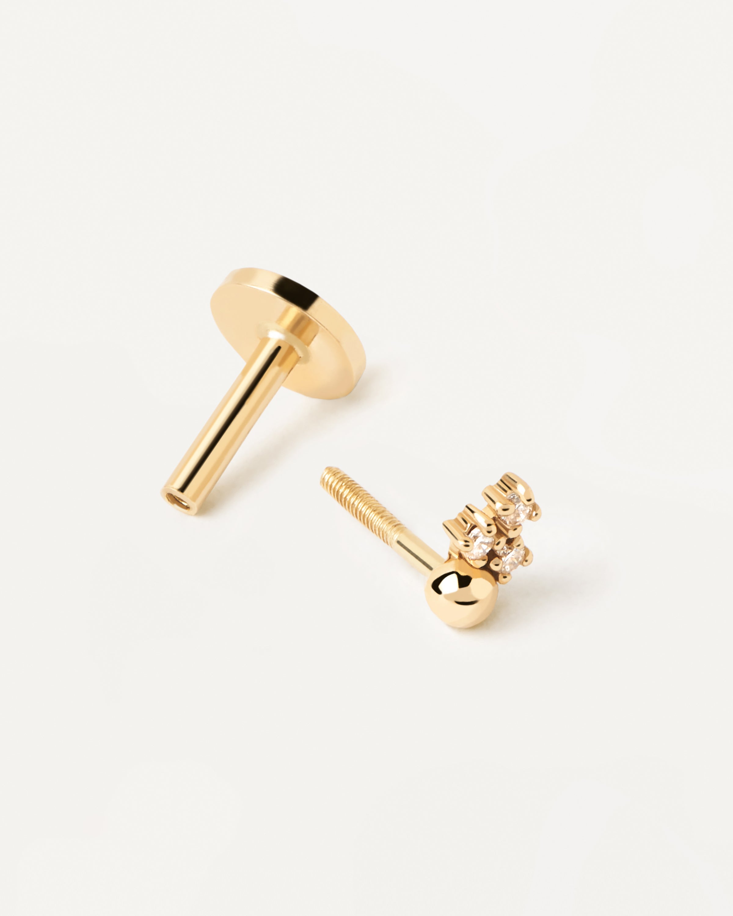 Lujoso Pendiente Blake en Oro Amarillo con Incrustaciones de Diamantes Brillantes - Aro Único de Diseño Exclusivo