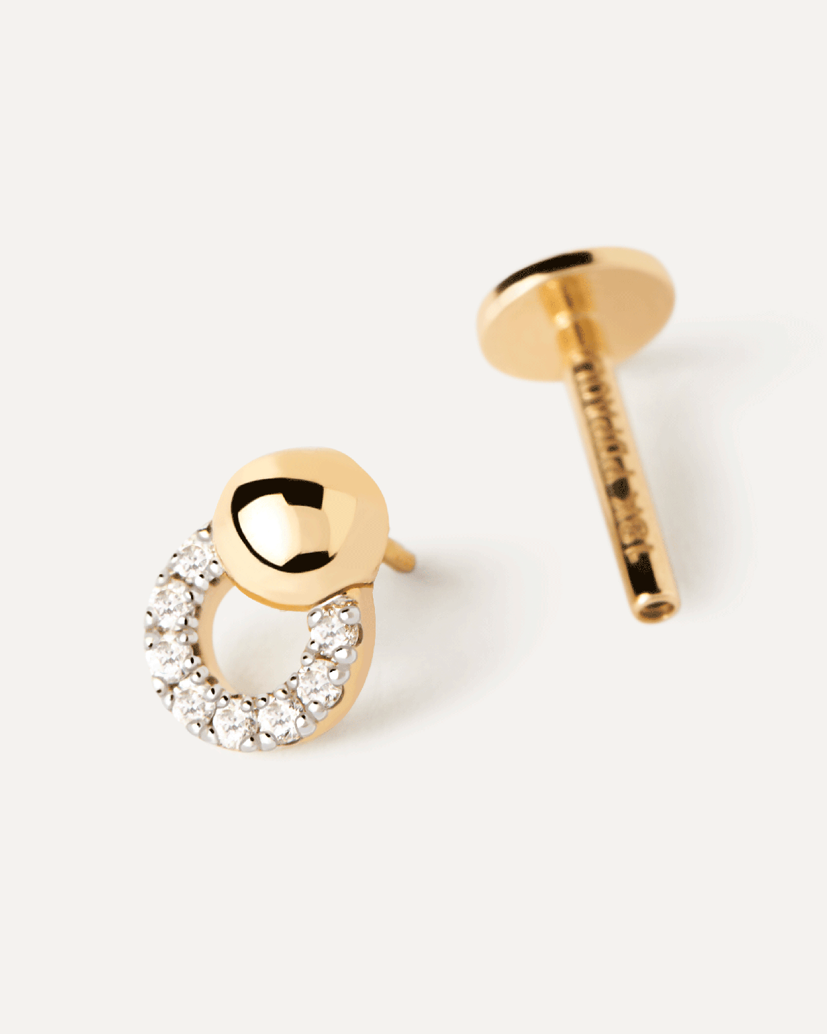 Pendiente único de aro con brillantes y oro amarillo - diseño minimalista