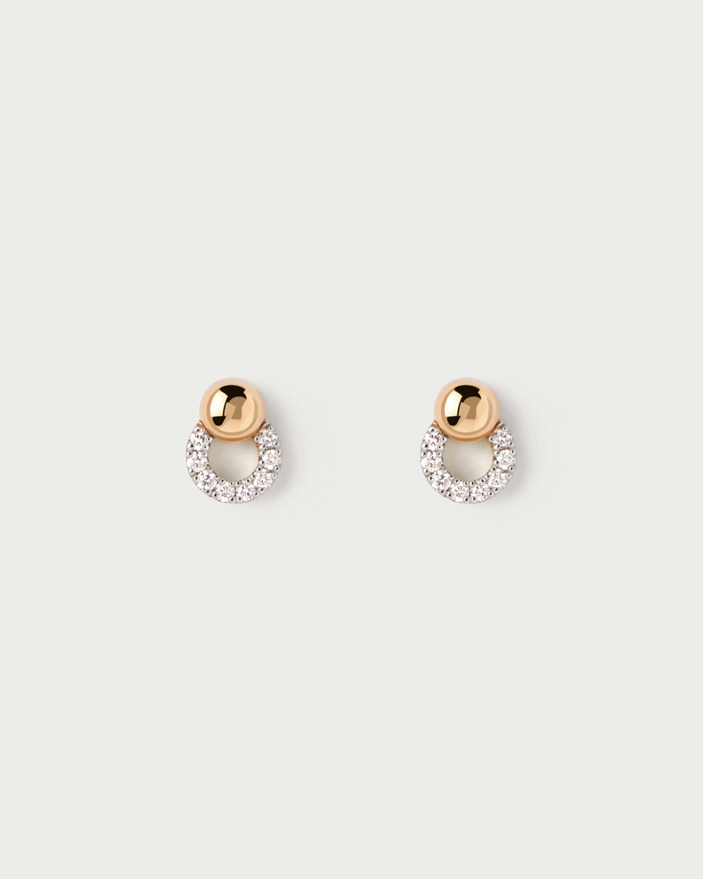 Pendiente único de aro con brillantes y oro amarillo - diseño minimalista