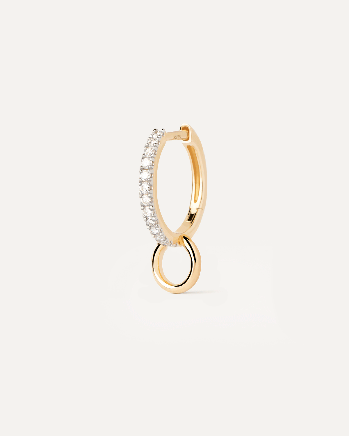 Aro único en oro con diseño circular y diamantes incrustados